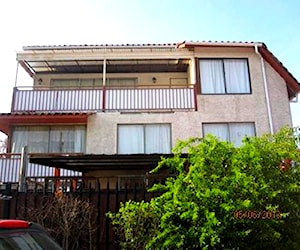 <p>Habitación amoblada en barrio residencial</p>