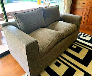 Sofa 2 cuerpos tapizado en tela espiga. Impecable 
