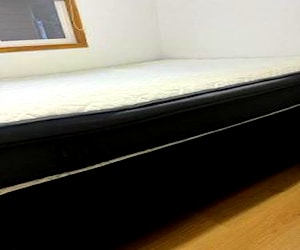 Base de cama, dos colchones y escritorio