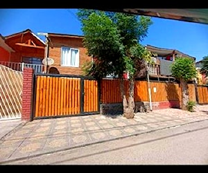 Hermosa Casa de 2 Pisos, 4 Dormitorios y 2 Baños