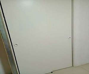 <p>Habitación con closet</p> image