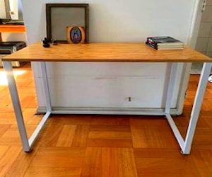 Mesa escritorio/ arrimo. madera y fierro impecable