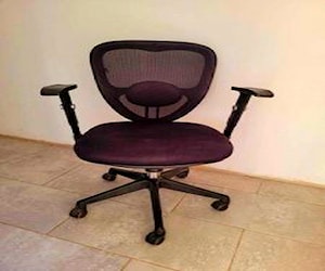 <p>Silla de escritorio negra usada</p>