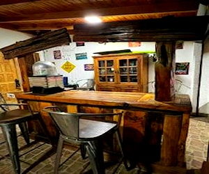 <p>Bar durmientes de roble , impecable</p>