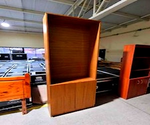 <p>BIBLIOTECA de madera, con 2 puertas, 230cm x 80cm</p>