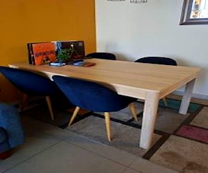 Comedor madera + 4 sillas gamuza azules