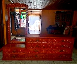 <p> mueble antiguo impecable con espejo </p>