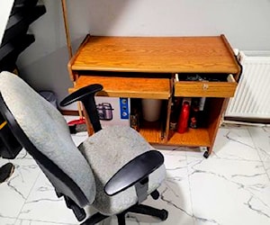 <p>Mesa es escritorio con silla</p>