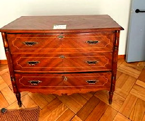 <p>Comoda de madera antigua 100% madera. </p>