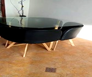 <p>Mesa con vidrio transparente con cuatro s</p>