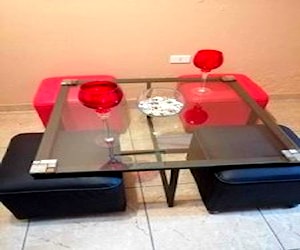 <p>Mesa de centro de vidrio , con cuatro puff</p>