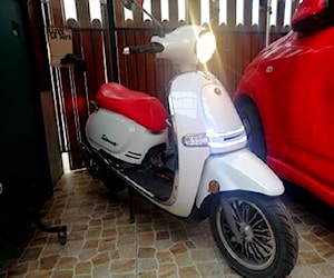 Motocicleta Lifan color blanco año 2022