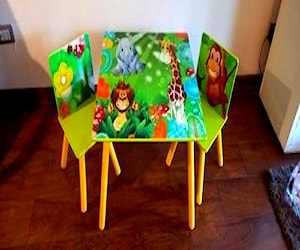 <p>Mesa con 2 sillas para niños</p>