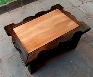 <p>Rustica mesa de centro de madera de 2 niveles</p>