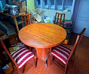 <p>Comedor redondo con 6 sillas</p>