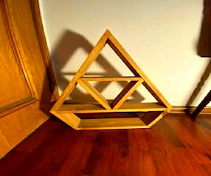 <p>Repisa de madera hexagonal</p>