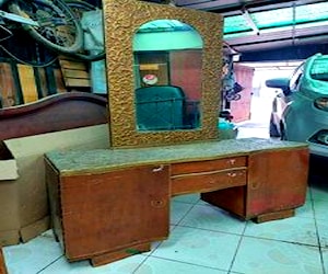 Peinador antiguo , comoda , mueble