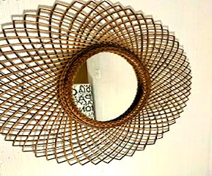 <p>Espejo decorativo de mimbre 1970s</p>