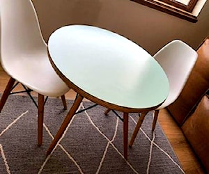 <p>Mesa de niños eames con sus dos sillas</p>