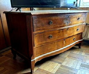 <p>Comoda antigua de madera</p>