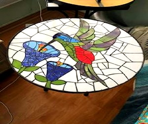 <p>Exclusiva mesa de mosaicos diseño colibrí </p>