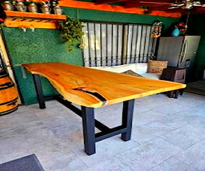 <p>Mesa de bar madera de ciprés o Raulí rústico</p>