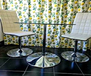 Comedor cromado y vidrio con dos sillas, diseño