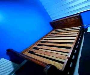 <p>Cama 1.5 plaza de madera fina con cama nido</p>