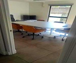 Mesa para oficina sin sillas para 6 a 8 personas.