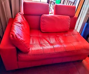 <p>sofá de cuero rojo</p>