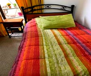 <p>Cama de plaza y media con velador</p>