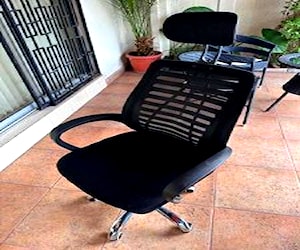 <p>Silla de escritorio de oficina negra</p>