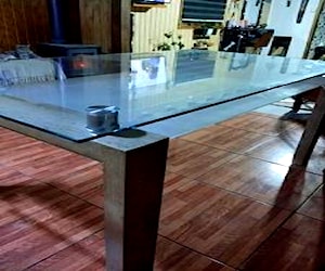 <p>Comedor de madera doble vidrio y sus 6 sillas</p>