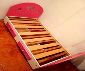 <p>Cama de transición con detalles sin colchón</p>