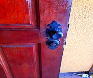 <p>Puerta exterior con chapa</p>