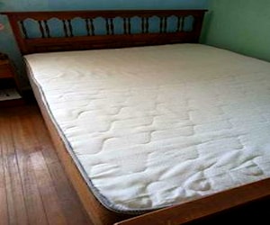 <p>Cama dos plazas madera ( incluye colchón)</p>