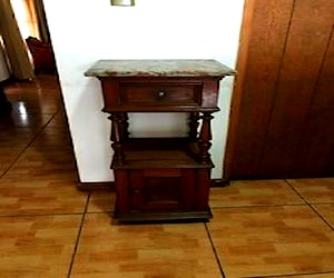 <p>Velador antiguo base marmol</p>