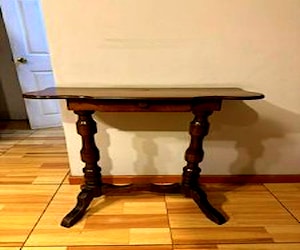 <p>Mesa de arrimo impecable</p>