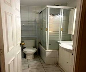 Amplia habitación con baño privado en Las Condes