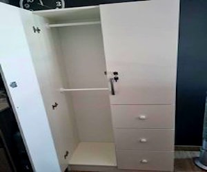 <p>Closet 2 puertas, 2 colgadores</p>