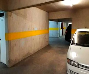 Estacionamiento a 3 cuadras del Metro U. de Chile