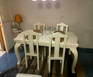 <p>Comedor macizo con 5 sillas</p>