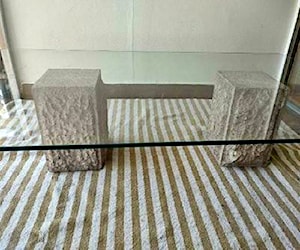 <p>Mesa de centro 1.60x90 vidrio y piedras rosadas</p>