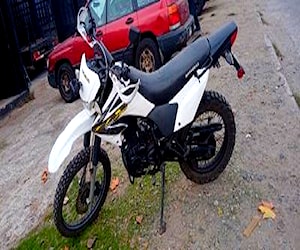 Moto Enduro año 2021, motor 250cc