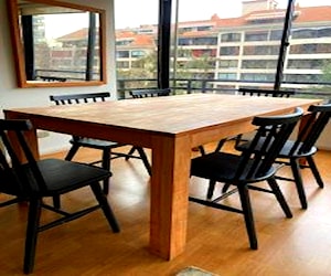 <p>Mesa de comedor de madera de raulí</p>