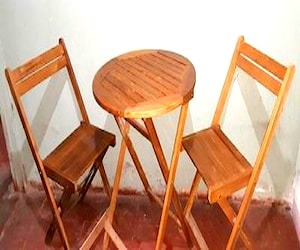 Mesa plegable de madera con sillas