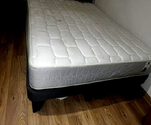 <p>Cama más base respaldo y veladores</p>