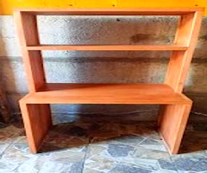 <p>Escritorio de madera lenga</p>