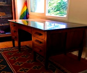 Elegante escritorio antiguo con vidrio a medida