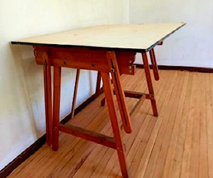 Amplio escritorio para diseño en buen estado